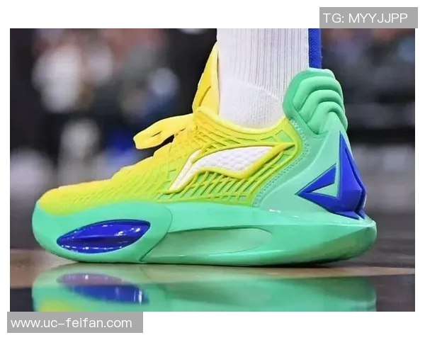 库里热身穿李宁巴特勒3代巴西配色球鞋与球衣完美搭配显清新风格 库里热身穿李宁巴特勒3代巴西配色球鞋与球衣完美搭配显清新风格